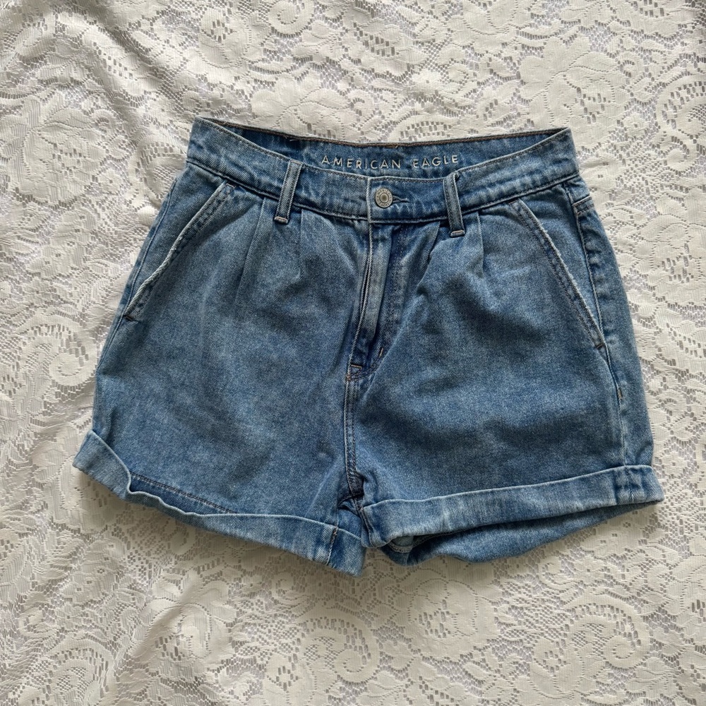 American Eagle Outfitters Women's Light Blue Denim Mom Pleated Shorts Size 0
